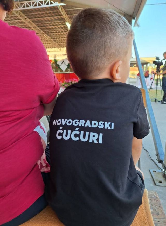 Od najmlađih do najstarijih u tradicionalnom narodnom ruhu