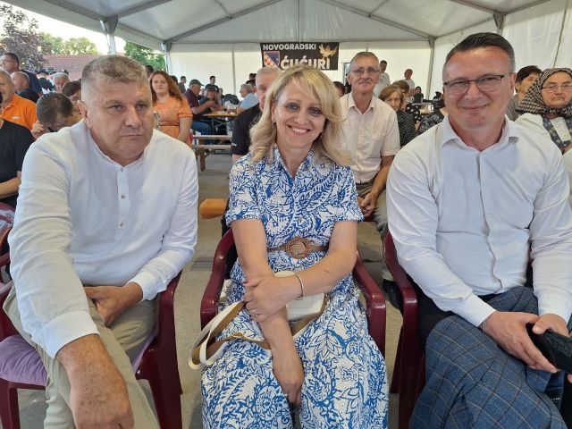 Od najmlađih do najstarijih u tradicionalnom narodnom ruhu