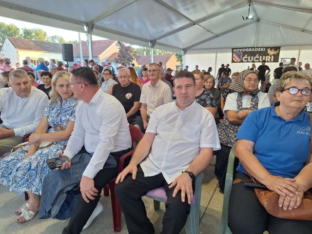Od najmlađih do najstarijih u tradicionalnom narodnom ruhu