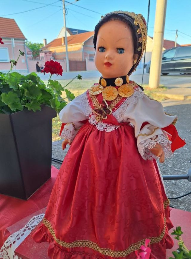Od najmlađih do najstarijih u tradicionalnom narodnom ruhu