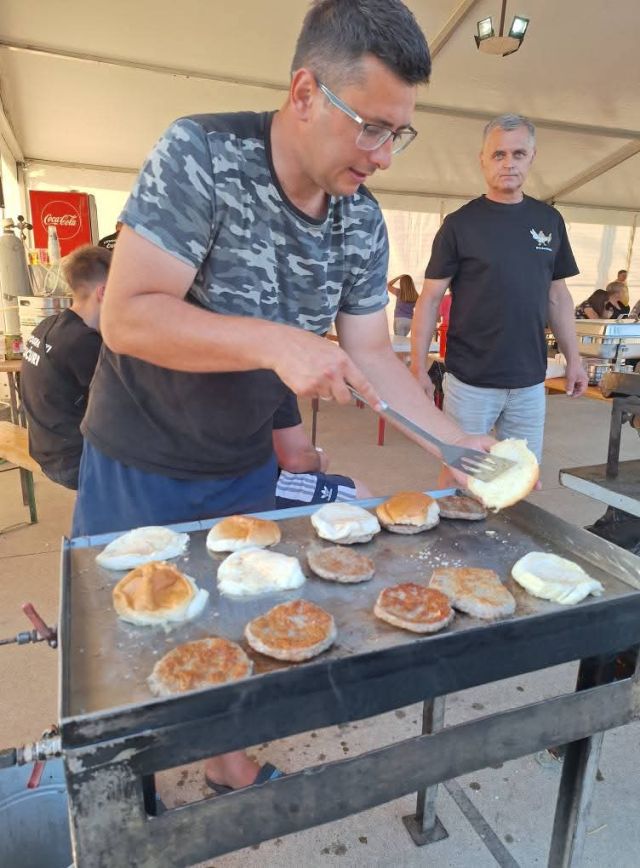Od najmlađih do najstarijih u tradicionalnom narodnom ruhu