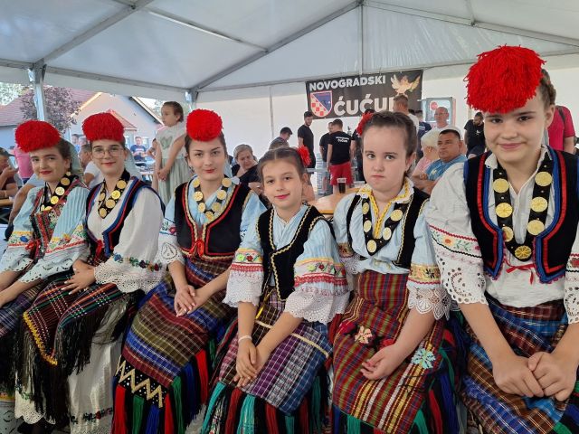 Od najmlađih do najstarijih u tradicionalnom narodnom ruhu