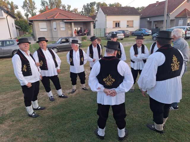 Od najmlađih do najstarijih u tradicionalnom narodnom ruhu