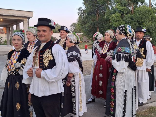 Od najmlađih do najstarijih u tradicionalnom narodnom ruhu