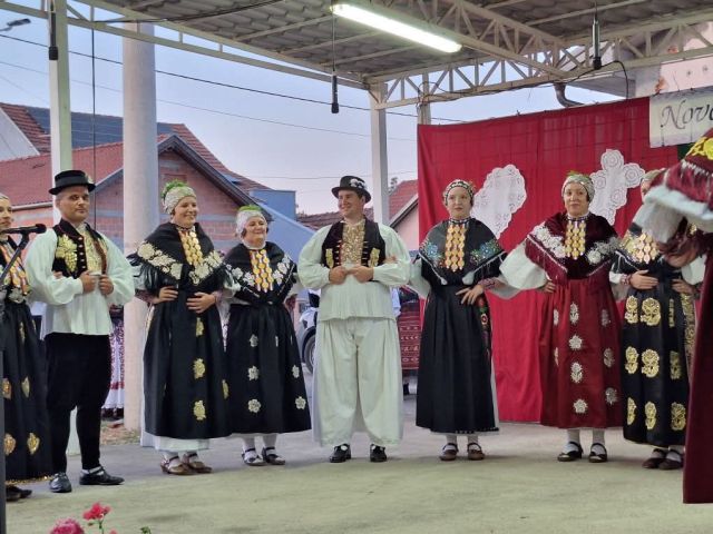 Od najmlađih do najstarijih u tradicionalnom narodnom ruhu