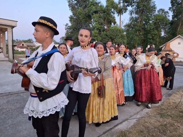 Od najmlađih do najstarijih u tradicionalnom narodnom ruhu