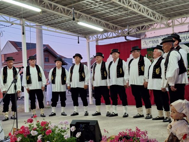Od najmlađih do najstarijih u tradicionalnom narodnom ruhu