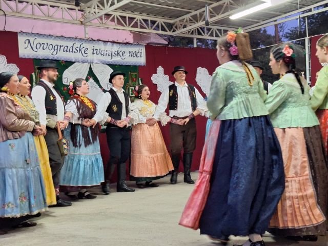 Od najmlađih do najstarijih u tradicionalnom narodnom ruhu