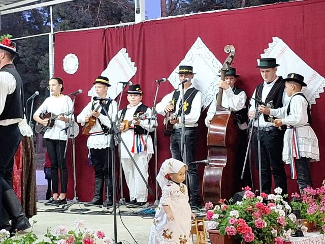 Od najmlađih do najstarijih u tradicionalnom narodnom ruhu