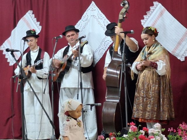 Od najmlađih do najstarijih u tradicionalnom narodnom ruhu