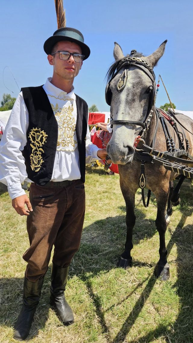 Konji vrani - povorka svatovskih zaprega i jahača u Velikoj Kopanici
