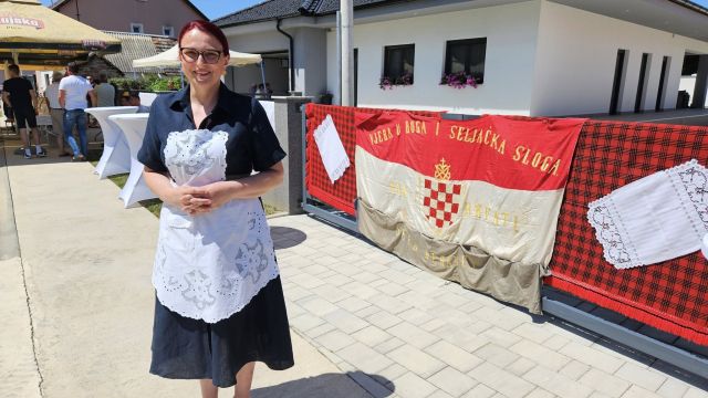 Konji vrani - povorka svatovskih zaprega i jahača u Velikoj Kopanici