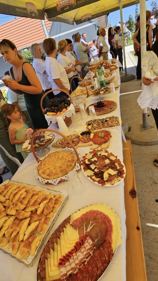 Konji vrani - povorka svatovskih zaprega i jahača u Velikoj Kopanici