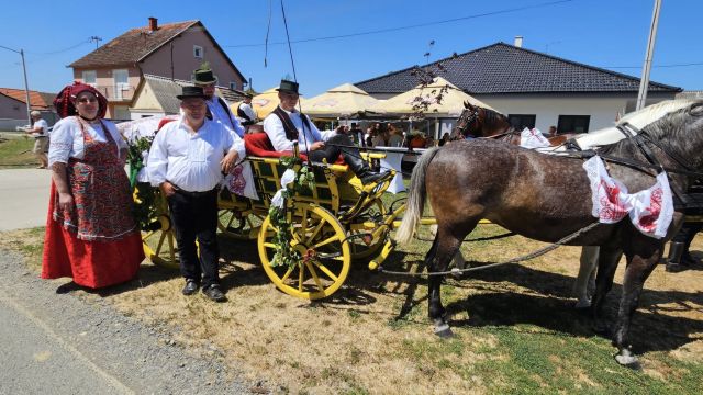 Konji vrani - povorka svatovskih zaprega i jahača u Velikoj Kopanici