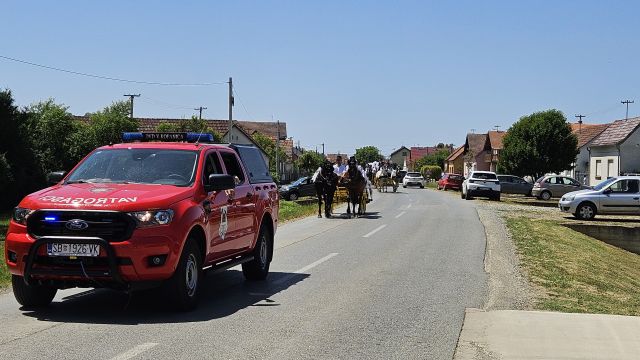 Konji vrani - povorka svatovskih zaprega i jahača u Velikoj Kopanici
