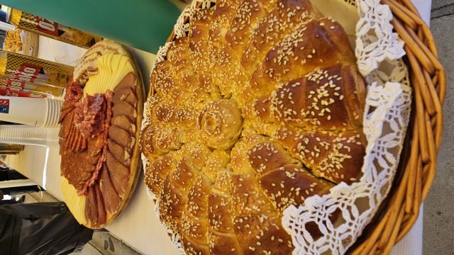 Konji vrani - povorka svatovskih zaprega i jahača u Velikoj Kopanici