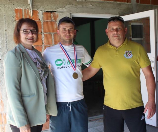 RIBIČKI KUP „VALLIS AUREA“ Ekipni pobjednik Ribolovna športska udruga „Udica“ iz Donjeg Miholjca 