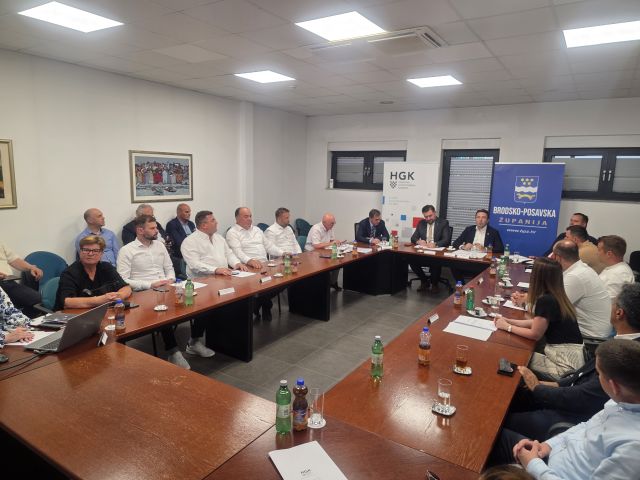 Članovi Gospodarskog vijeća HGK – Županijske komore Sl. Bord na sjednici razgovarali o aktualnom stanju u Brodsko-posavskoj županiji: „Bilježimo rekordne brojke što je dobar zalog za budućnost“
