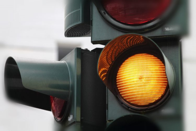 SB Online | Kako postupiti kada vam se uključi žuto svjetlo na semaforu?!