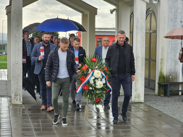 Požega.eu | Na kutjevačkom groblju svetog Marka položeni vijenci i zapaljene svijeće u spomen na stradale hrvatske branitelje [FOTO]