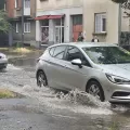Oluja s jakom tučom pogodila Slavonski Brod i okolicu, poplavljene ulice, porušena stabla...