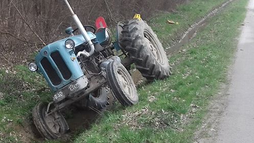 Požega.eu | Sletio u jarak: Vozač ispao, traktor nastavio vožnju dobrih 200 m