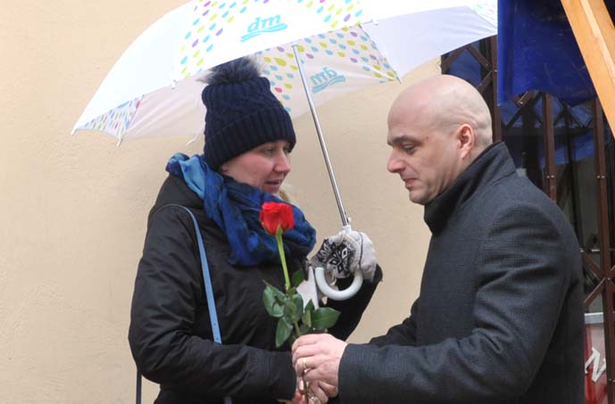 Požega.eu | Gradonačelnik Puljašić sa zamjenicima darivao ruže sugrađankama povodom Dana žena /FOTOGALERIJA/