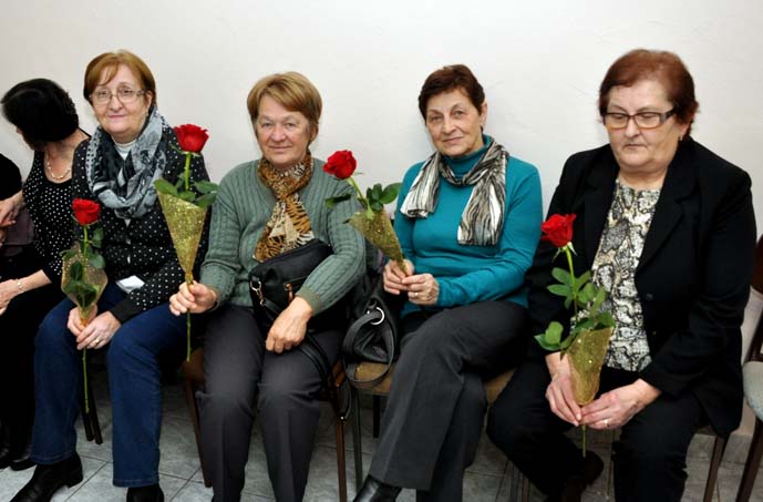 Požega.eu | Ruže kolegicama dar u čast njihovog dana /FOTOGALERIJA/