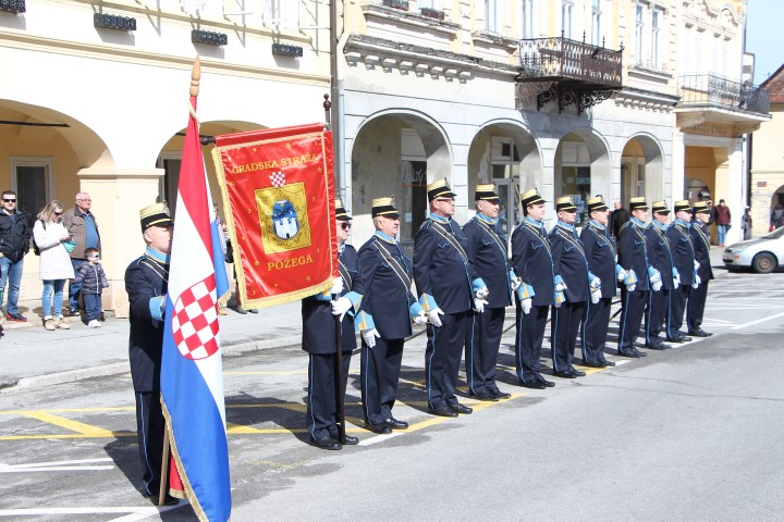 Požega.eu | Nakon stoljeća i pol požeški gradonačelnik postrojio Gradsku stražu koja je prisegnula FOTOGALERIJA