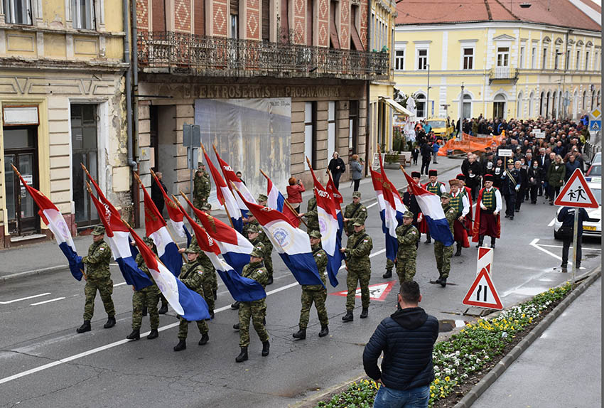 Požega.eu | Mimohod pripadnika 123. brigade ulicama grada Požege i postrojavanje na Trgu sv. Trojstva: „Kao dijete, poput mnogih divila sam se ljudima u maskirnim odorama - vama hrvatskim braniteljima“ /FOTOGALERIJA/