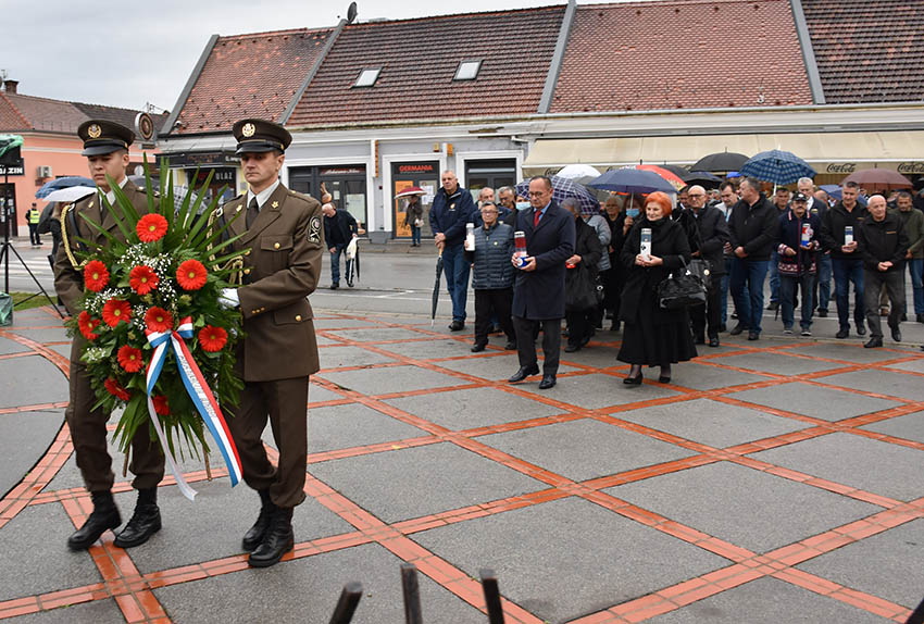 Požega.eu | /FOTOGALERIJA/Uz polaganje vijenaca i paljenje svijeća te euharistijsko slavlje sjećanje na sve poginule, nestale i umrle pripadnike 123. brigade o 30.obljetnici njenog osnutka