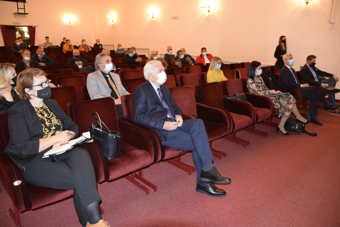 Požega.eu | Poljoprivredni proizvođači voća i povrća na radnom sastanku s ministricom Vučković pozvani na udruživanje: „Pokušavamo približiti koncept kojim ćemo ostvariti reformsku aktivnost izgradnje skladišno – distribucijskih centara“