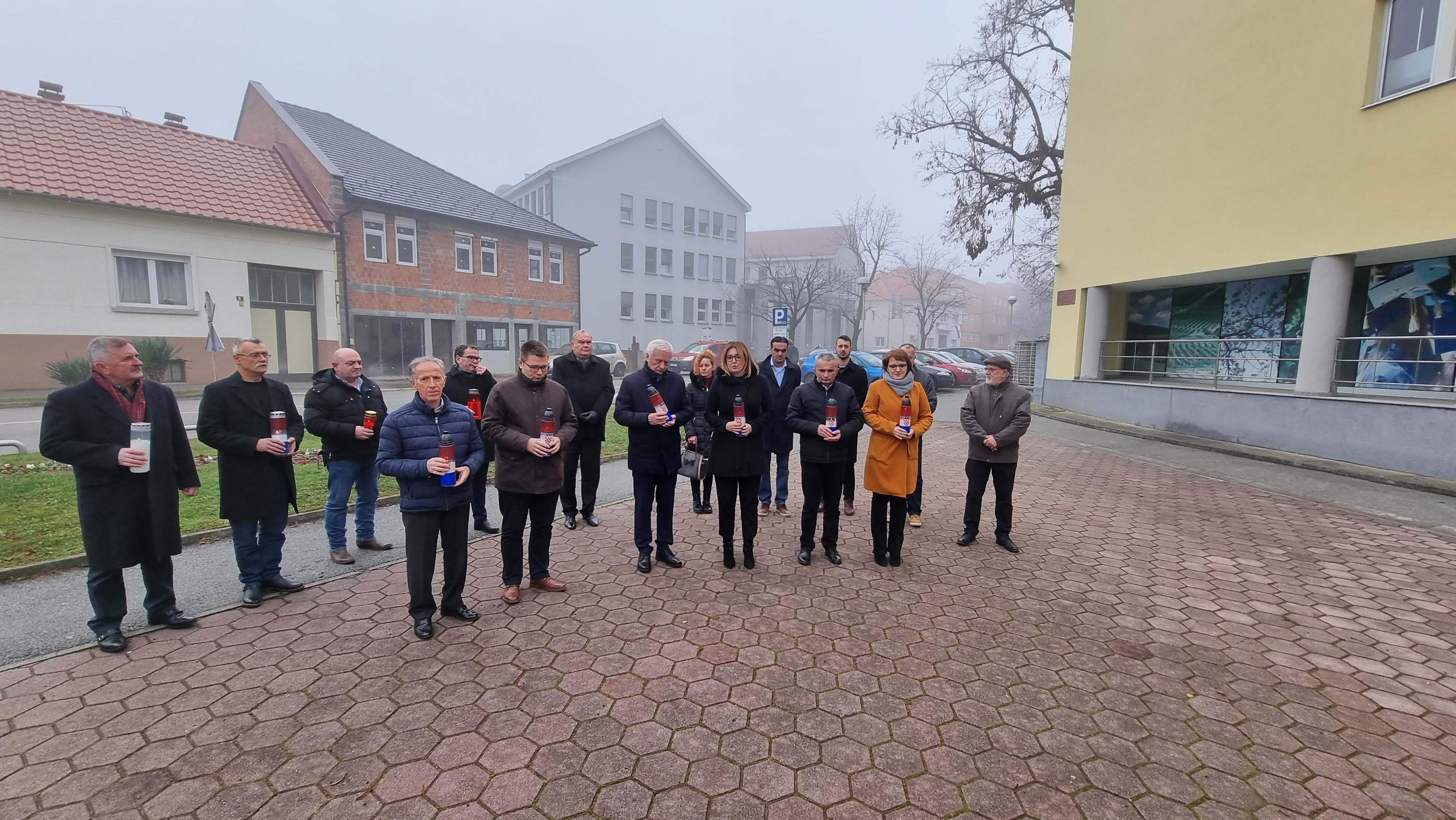 Požega.eu | Izaslanstvo Županijskog odbora HDZ-a položilo vijenac kod biste prvog predsjednika stranke dr. Franje Tuđmana