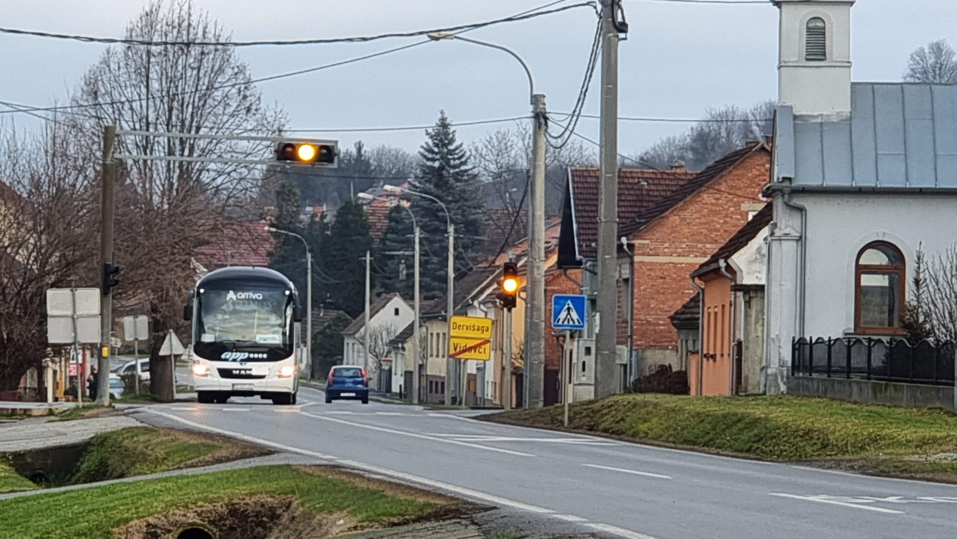 Požega.eu | Semafor na Državnoj cesti kod škole u Vidovcima ne radi danima: Da su nadležni radili svoj posao, dijete možda ne bi bilo ozlijeđeno