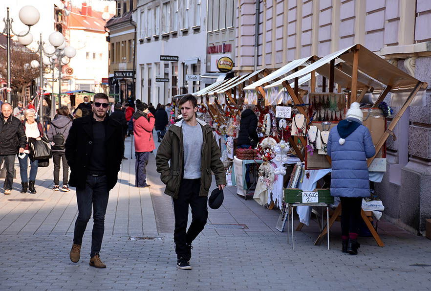 Požega.eu | Tridesetak izlagača na Božičnom sajmu u pješačkoj zoni /FOTO/