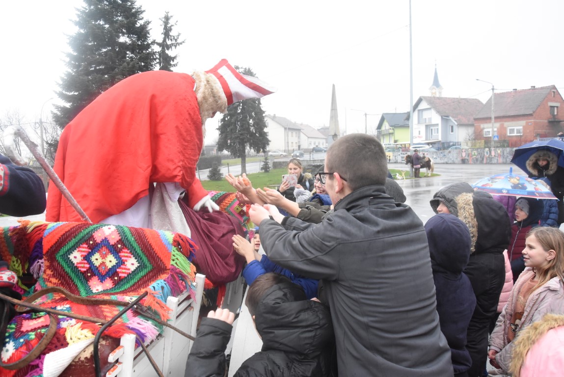 Požega.eu | Najmlađe mališane u Jakšiću posjetio sv. Nikola – darivao ih s više od 400 poklona /FOTOGALERIJA/