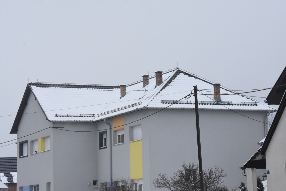 Požega.eu | Prema očekivanjima i našim najavama snijeg je zabijelio Požešku kotlinu te razveselio najmlađe /FOTO/