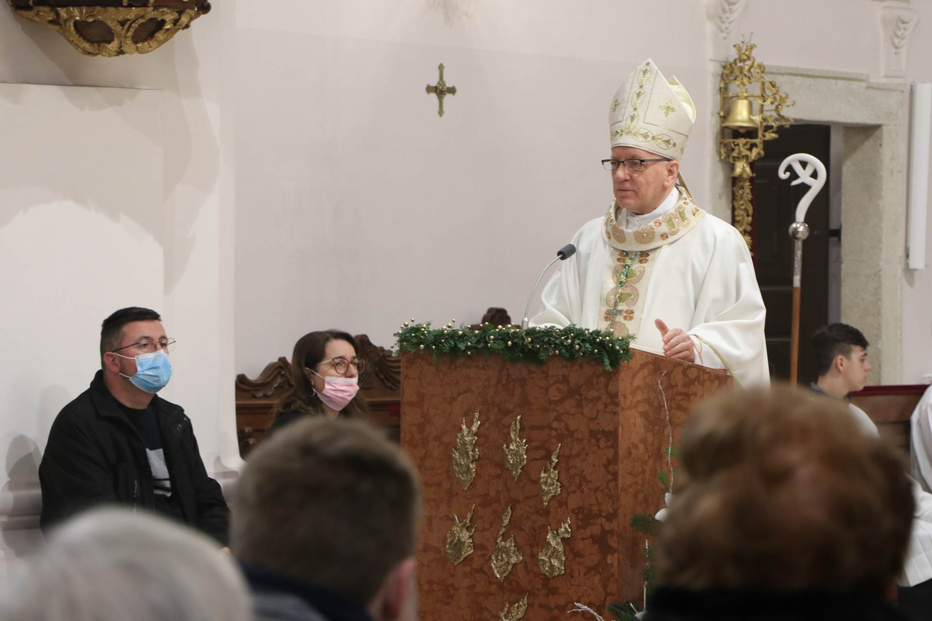 Požega.eu | Biskup Škvorčević krstio Franju, dvanaesto dijete roditelja Roberta i Jasne Černušak: 