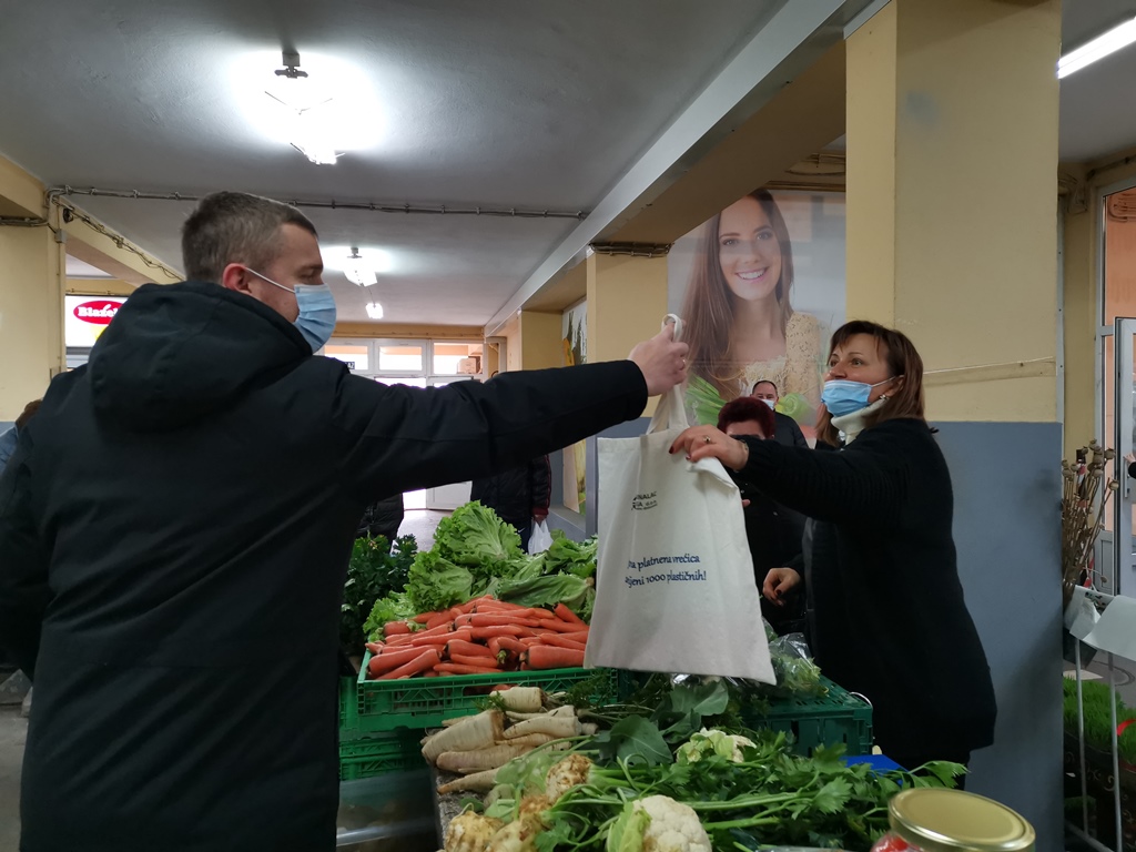Požega.eu | Međunarodni dan borbe protiv plastičnih vrećica: Komunalac građanima dijelio platnene vrećice i educirao ih o odvajanju otpada