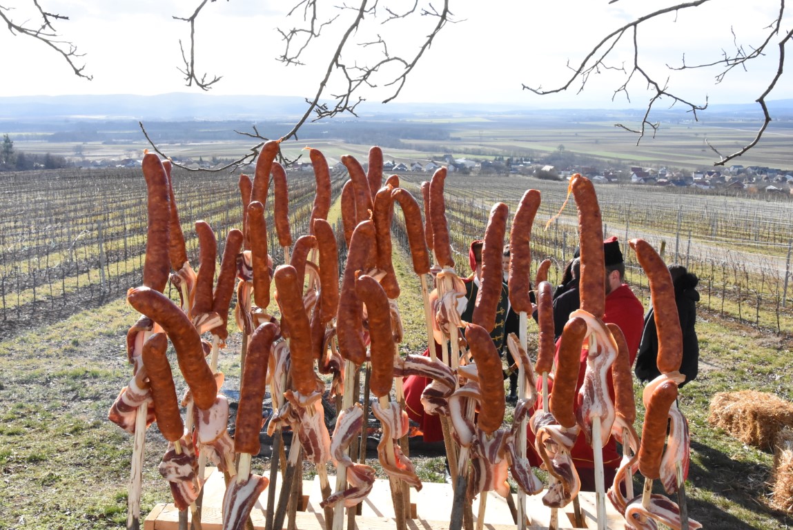 Požega.eu | Uz prvo orezivanje i blagoslov trsova  proslavljeno Vincelovo u vinogradima Kutjeva d.d.: 