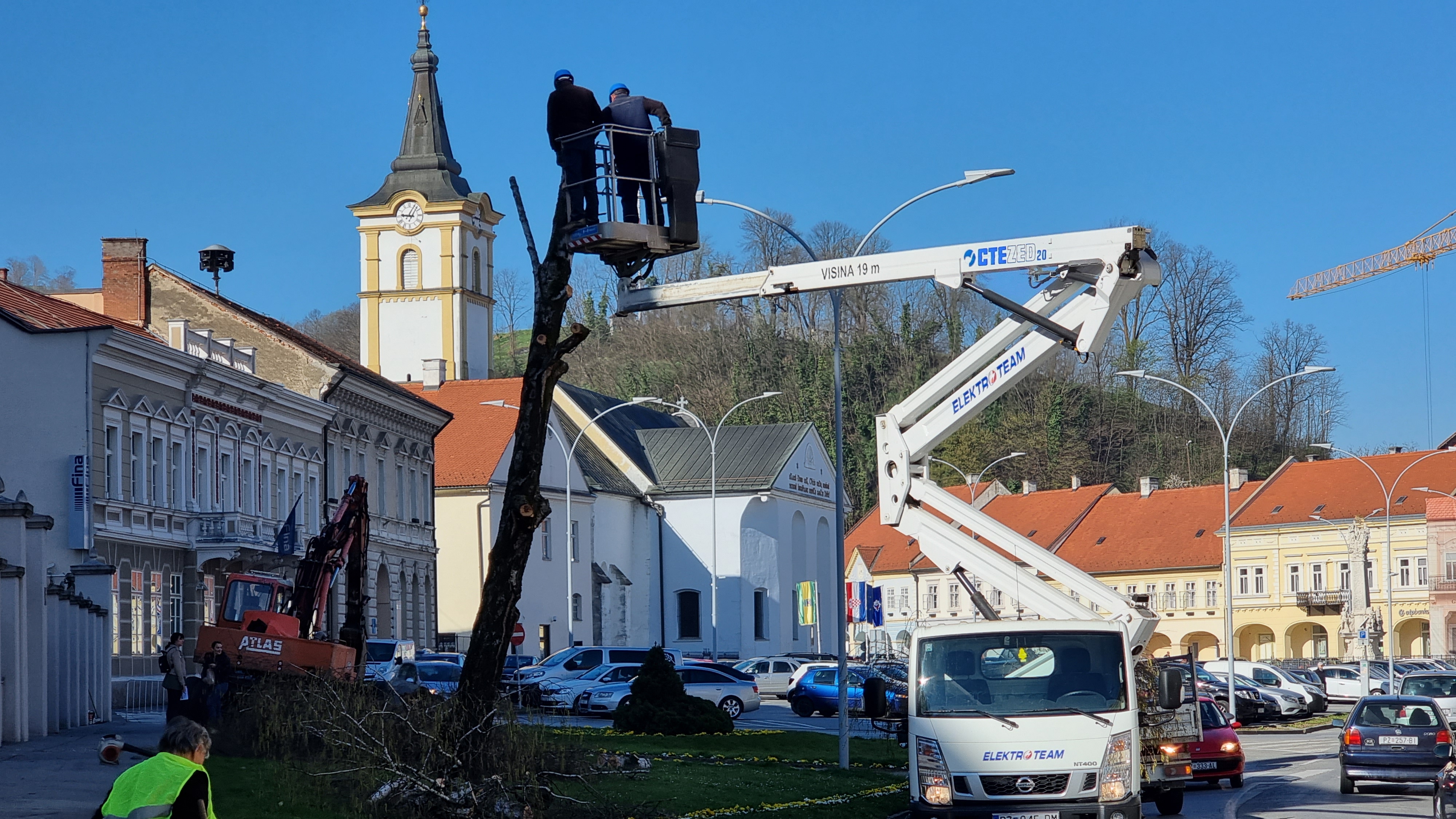 Požega.eu | Uklanjaju se breze ispred zgrade Požeške biskupije stare pola stoljeća: Umjesto njih bit će zasađeno sedam novih sadnica /FOTO/