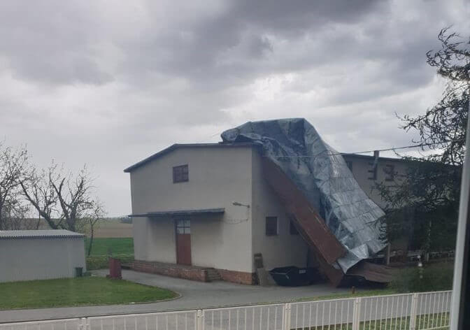 Požega.eu | Olujni vjetar odnio krov sa zgrade u krugu požeške bolnice
