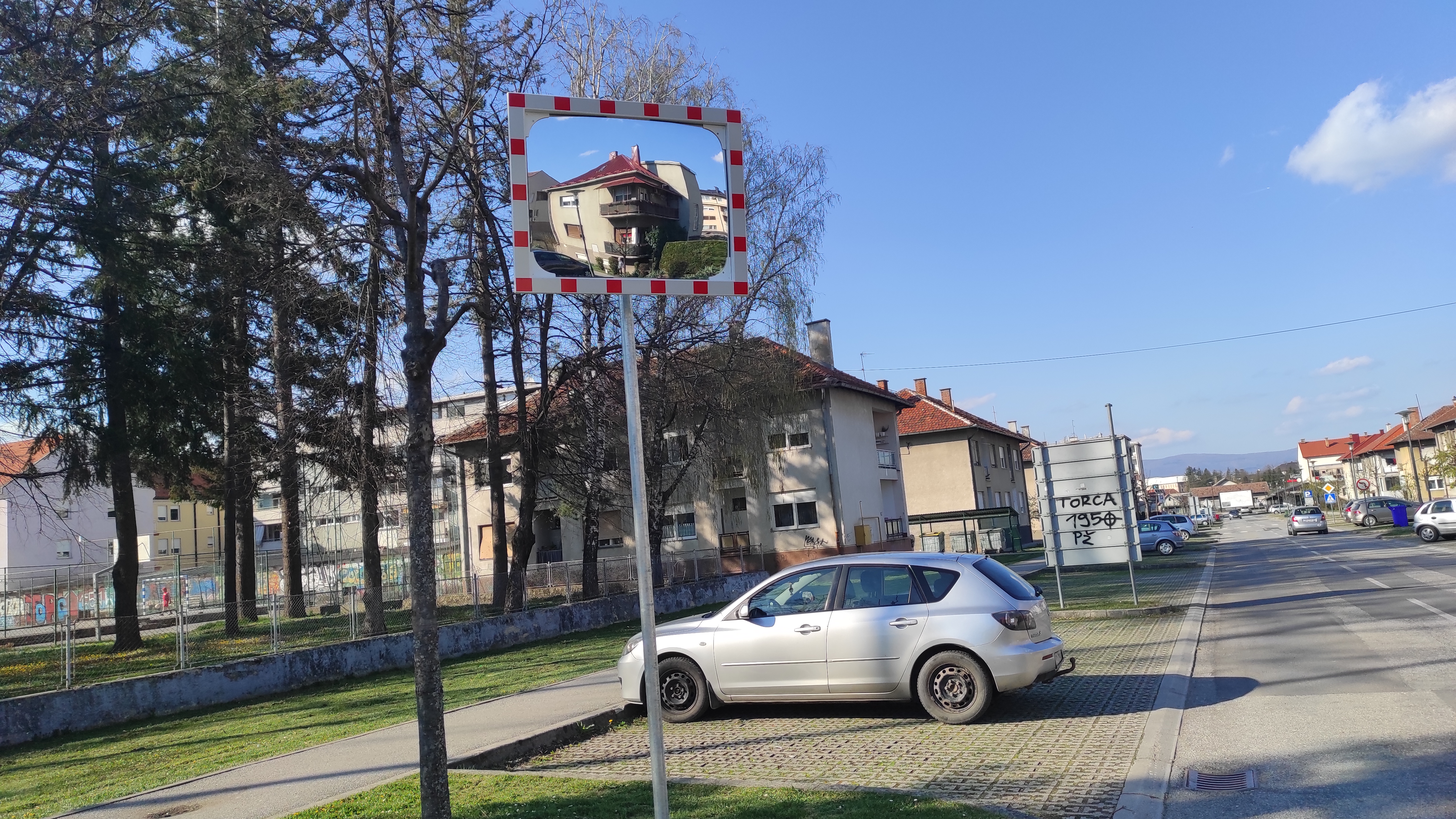Požega.eu | U Vukovarskoj ulici postavljeno prometno ogledalo, evo fotografija....