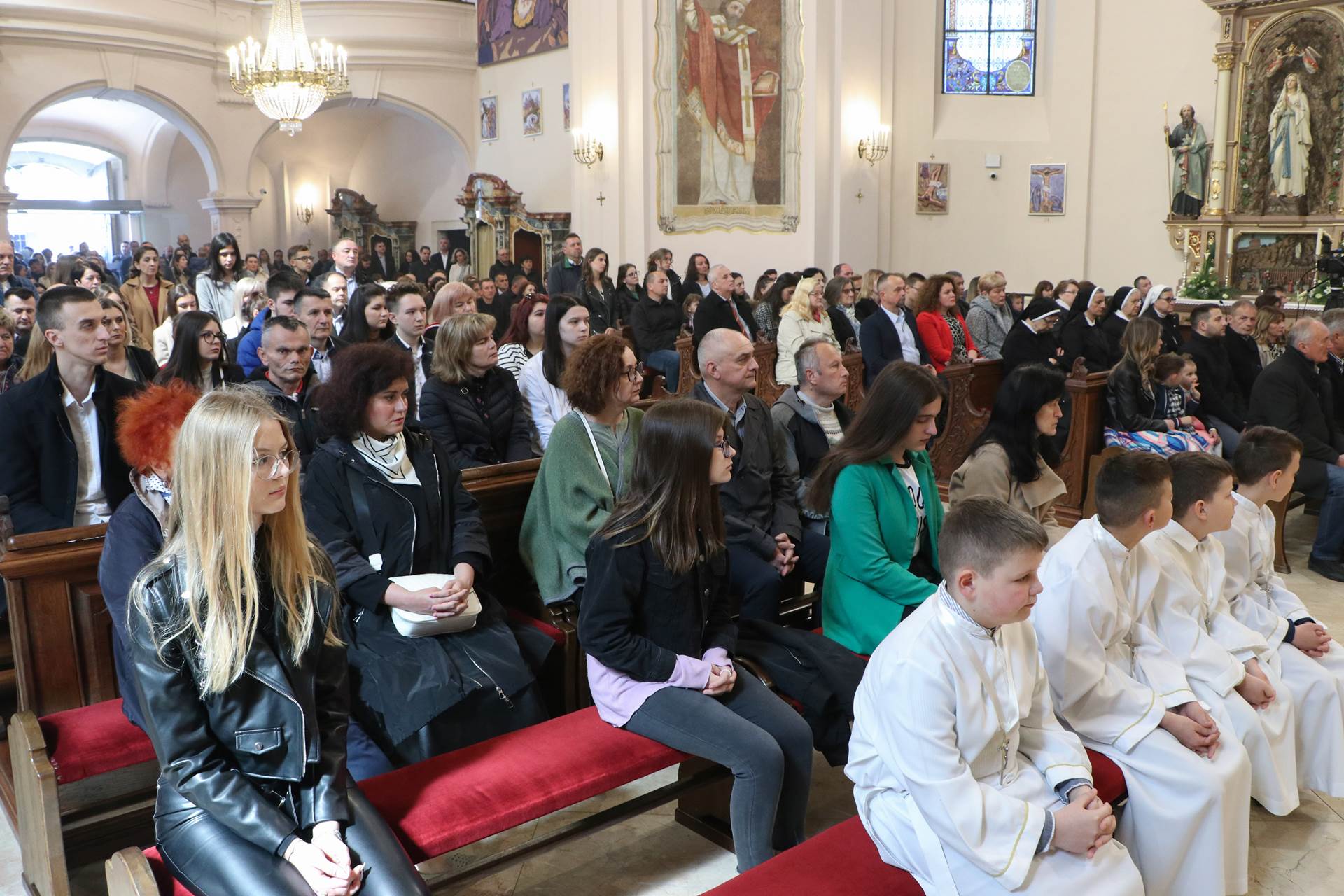Požega.eu | Svetkovina Uskrsa u požeškoj Katedrali /FOTO/