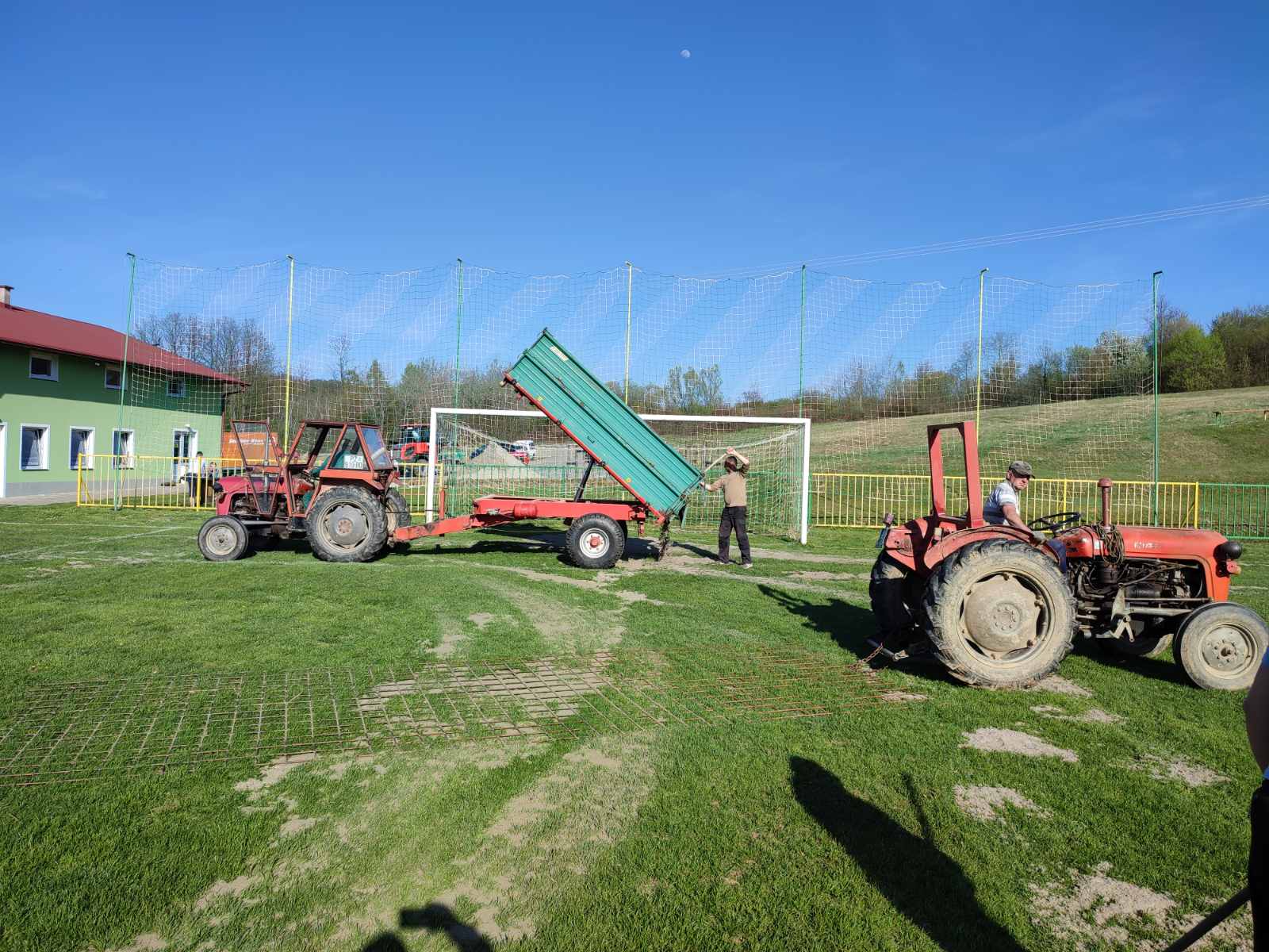 Požega.eu | Nogometaši Graničara bacanjem pijeska pripremaju igralište za nastupe /FOTO/