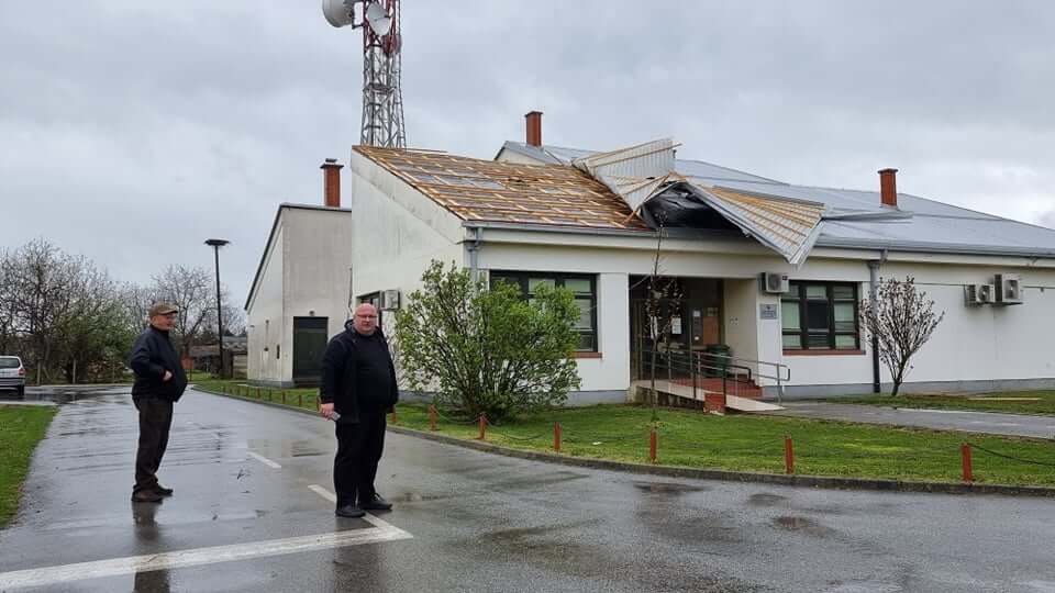 Požega.eu | Bez krova ambulanta u Jakšiću, stradali i privatni objekti, a voćari sa strahom gledaju u nebo