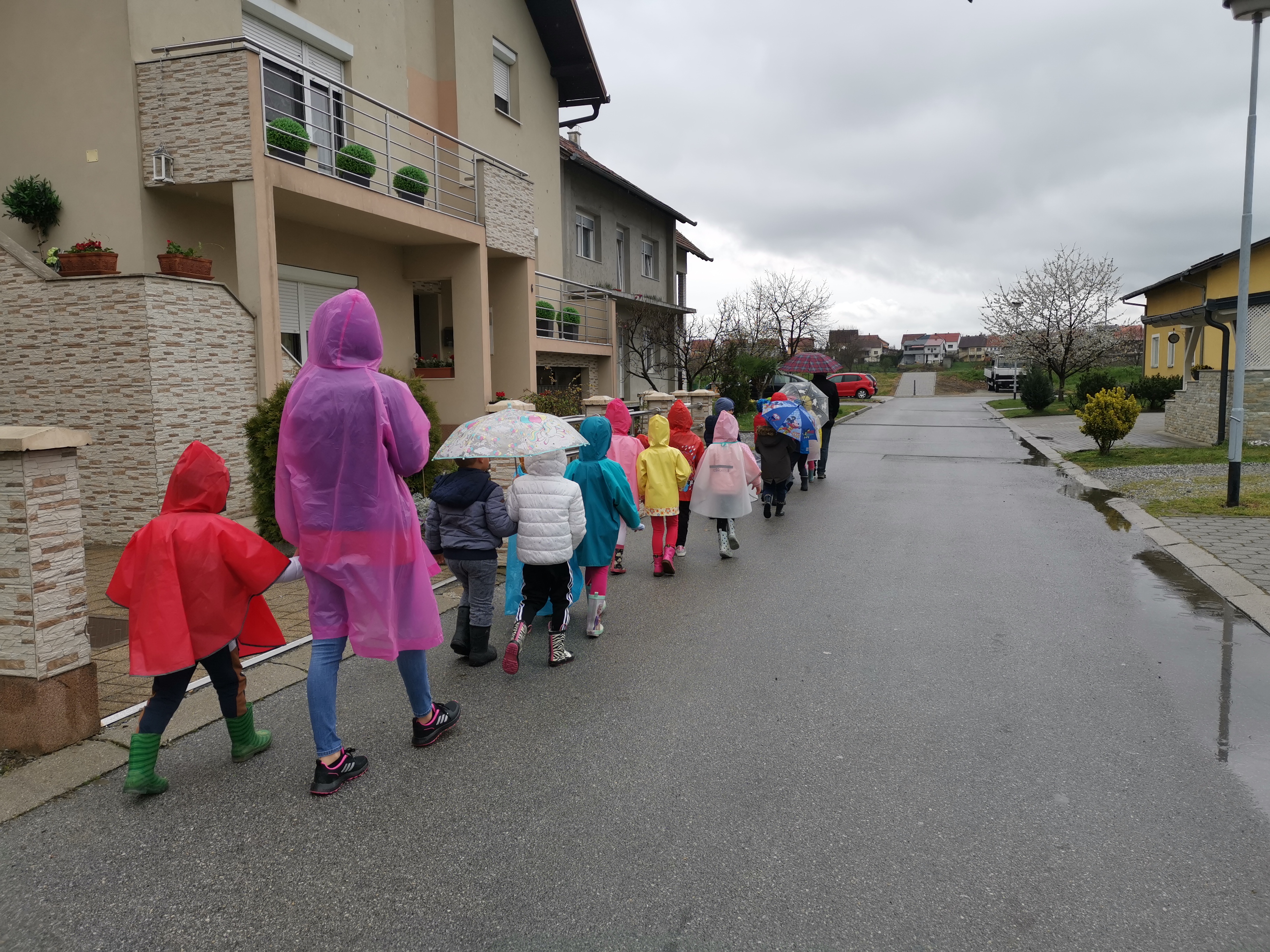 Požega.eu | Kiša pada, trava raste: Mališani i odgojitelji Cvjetne livade znaju da je šetnja po kiši najslađa