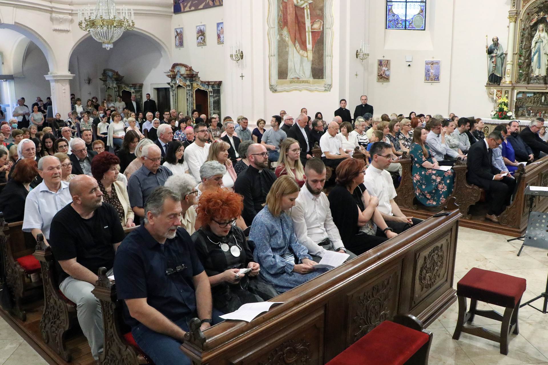 Požega.eu | Brojni čestitari biskupu Antunu u pohode: Održan tradicionalni Antunovski koncert u požeškoj Katedrali /FOTO/