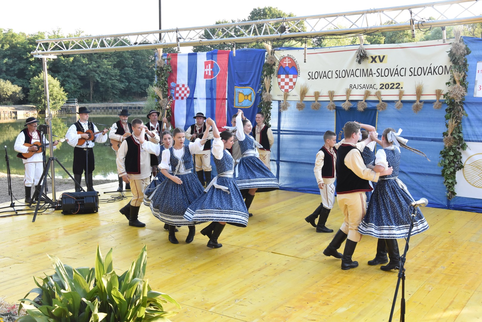 Požega.eu | Pjesme, plesovi i običaji svojih krajeva u narodnim nošnjama na amfiteatru Zelene lagune u Rajsavcu /FOTOGALERIJA/