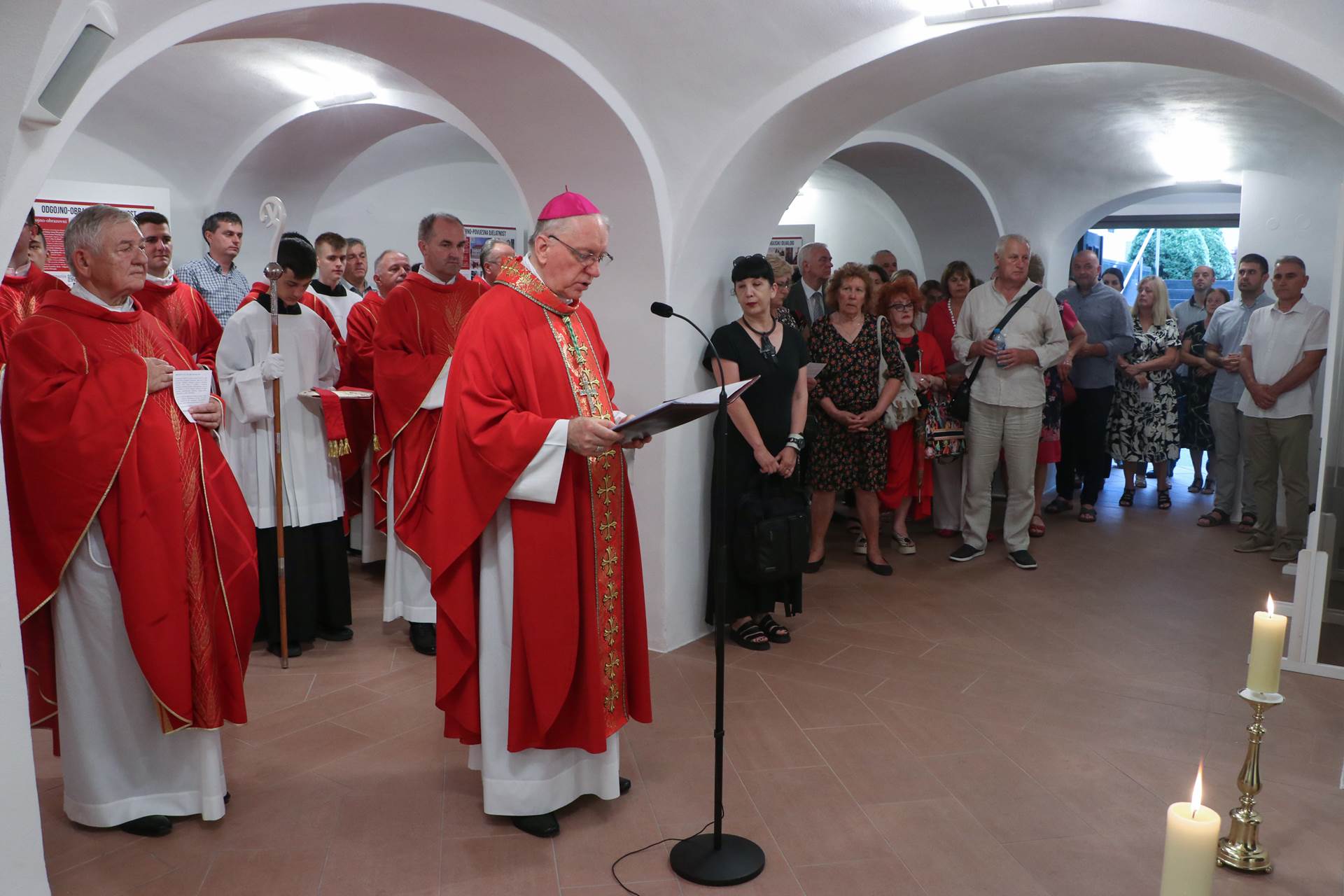 Požega.eu | Otvorena izložba „Dvadeset i pet godina Požeške biskupije u slici i riječi“.